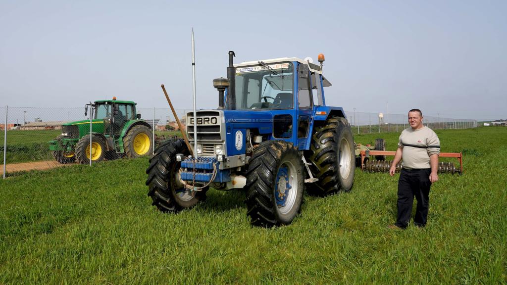 Un agricultor de Castilla y León frente a su cultivo