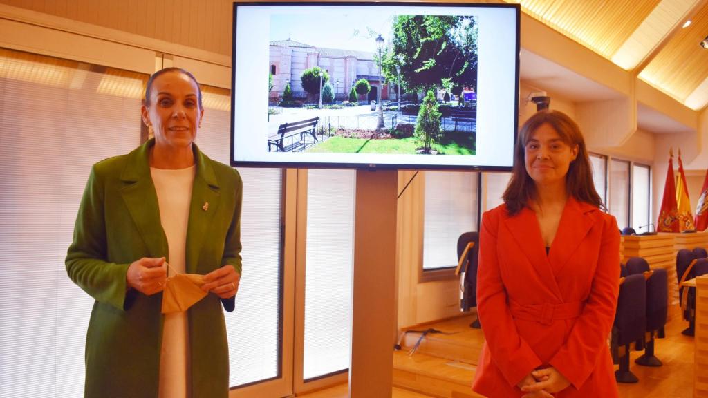 Eva María Masías, a la izquierda, y Pilar Zamora, a la derecha.
