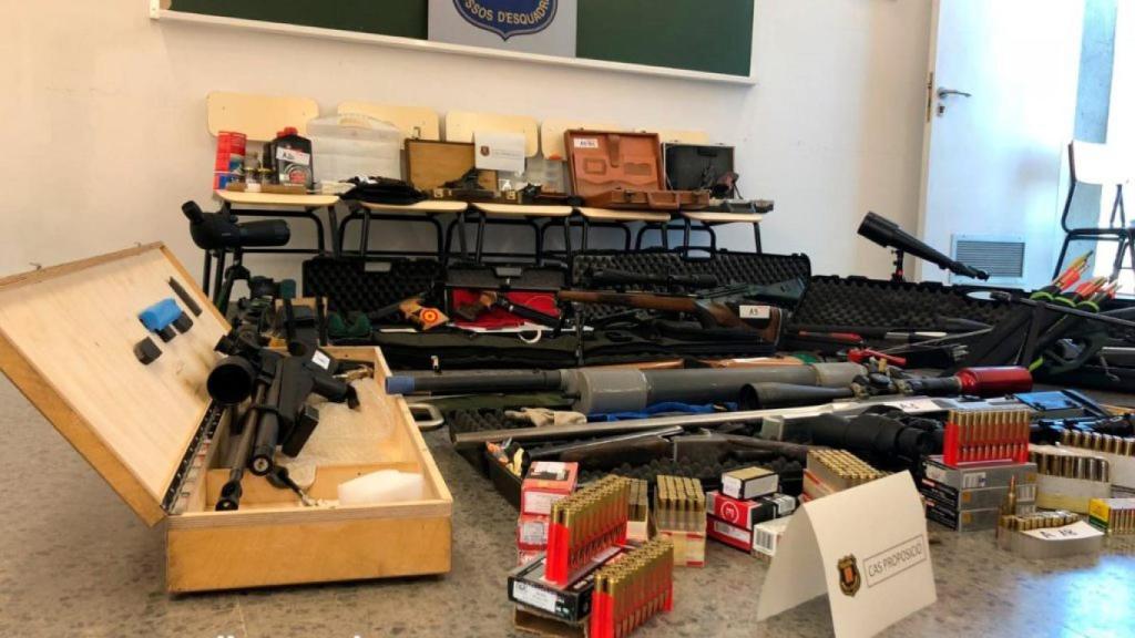 El arsenal encontrado por los Mossos en el domicilio de Murillo.