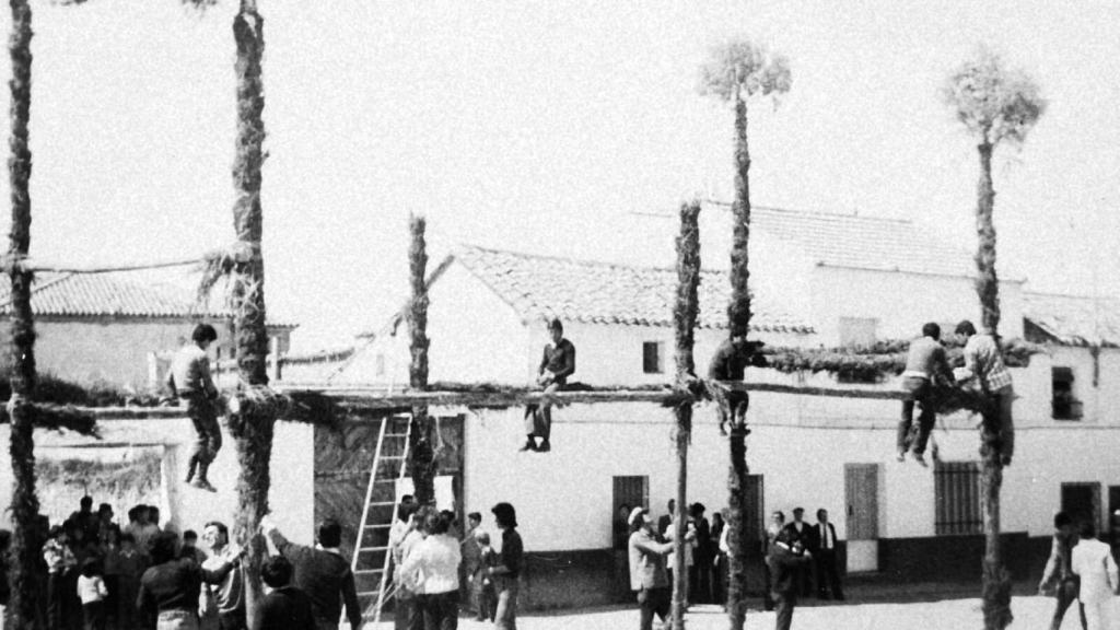 Una fotografía del montaje de los arcos a mediados del siglo XX.