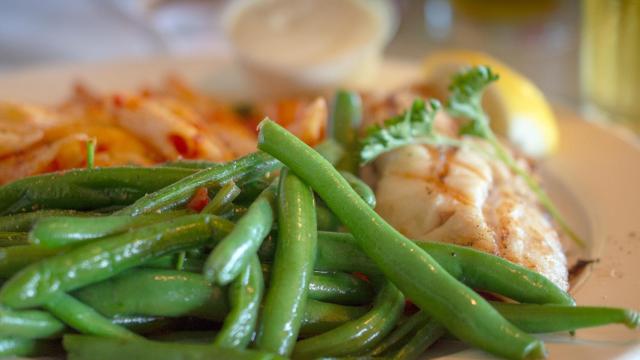 Un plato de judías verdes con merluza.