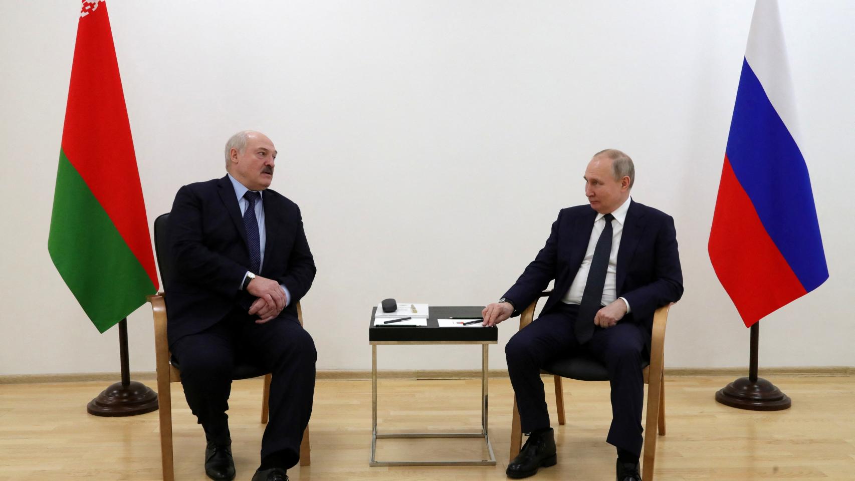 Alexander Lukashenko y Vladimir Putin este martes en en el Cosmódromo de Vostochny en la región de Amur, Rusia.