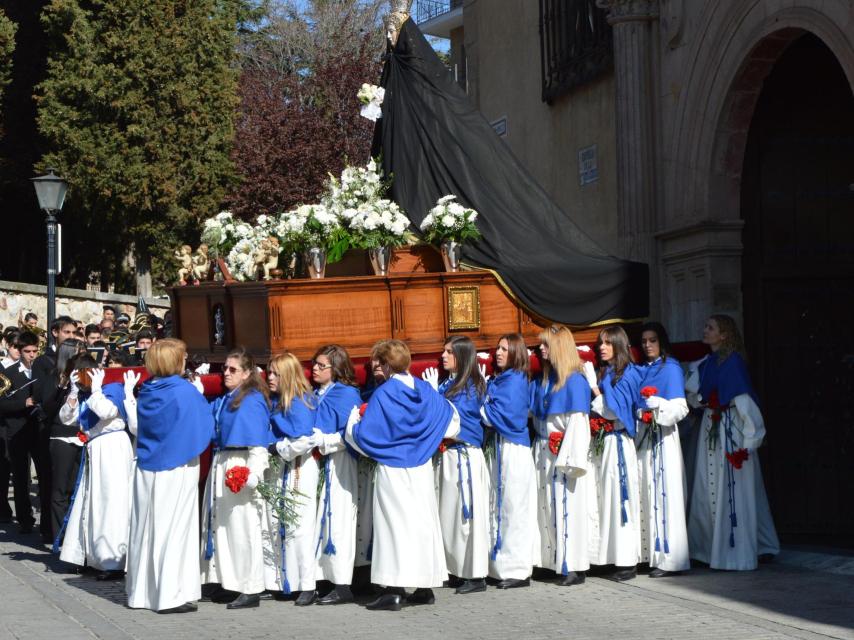Virgen de la Alegría con manto negro