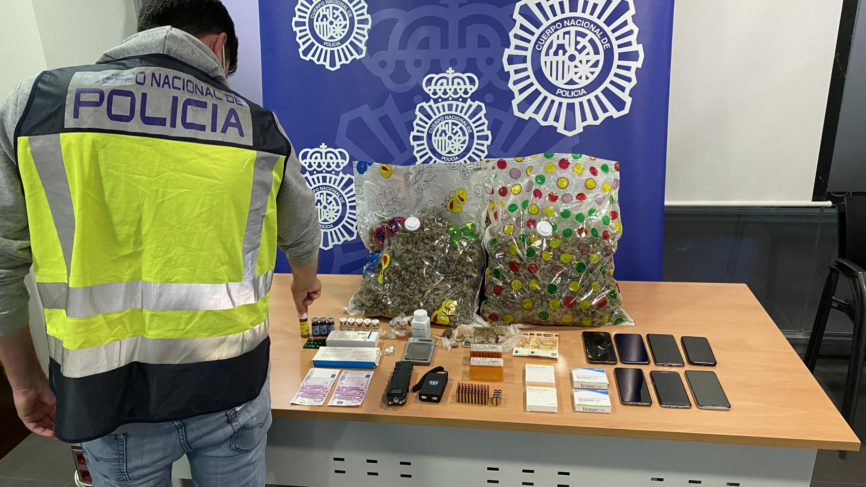 La Policía Nacional detiene a los padres de un menor por obligarle a traficar con marihuana.