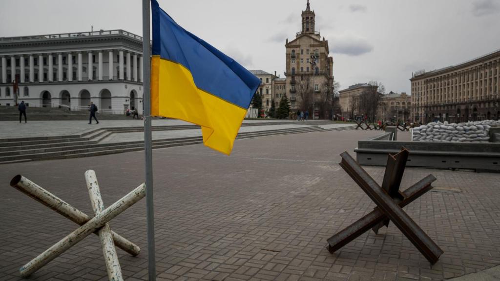 Barricadas de arena y metal en Kiev, Ucrania.