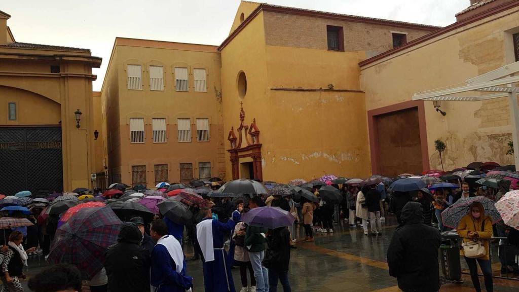 Continúa la lluvia en la plaza de Fray Alonso de Santo Tomás.