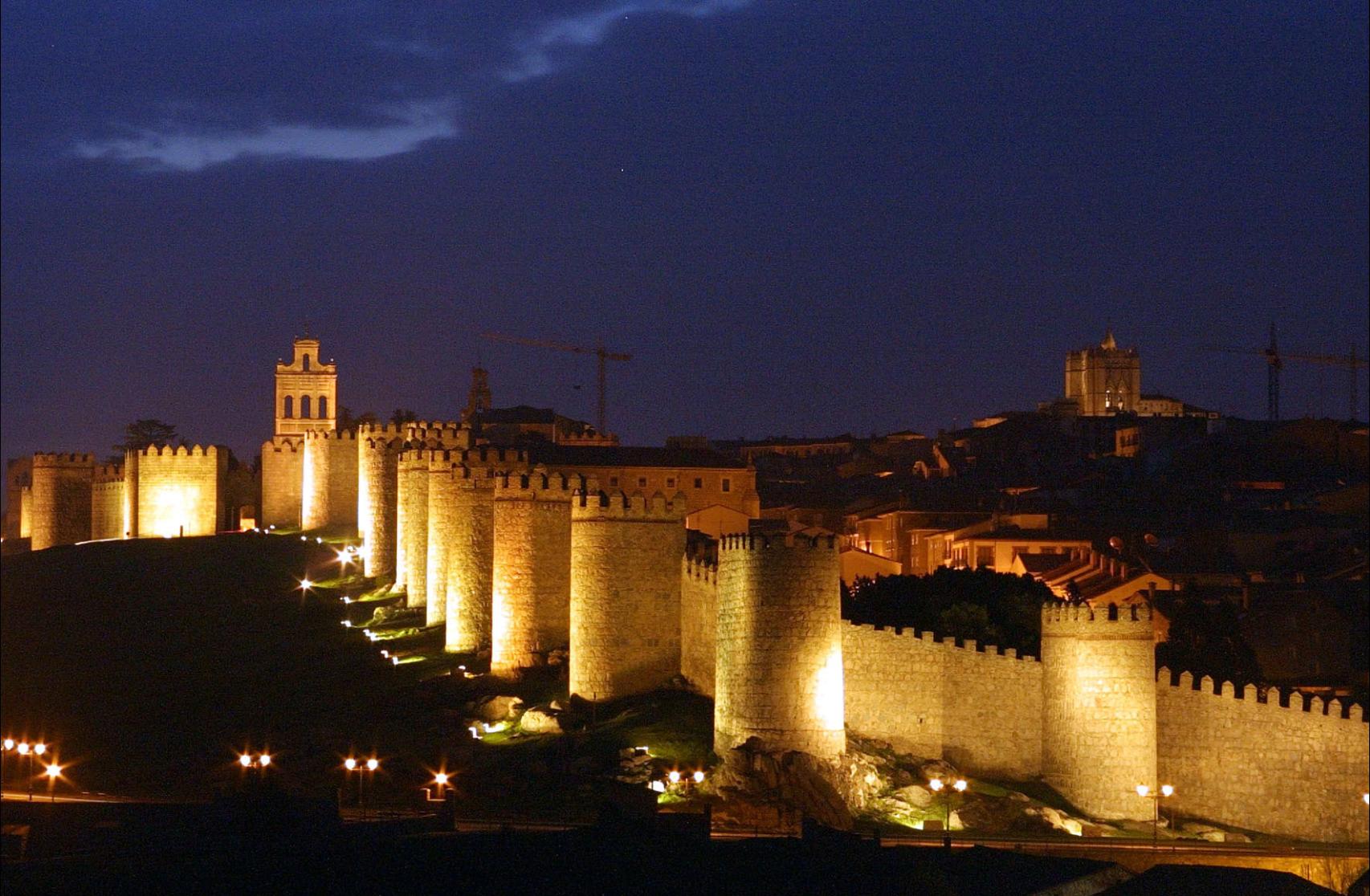 Imagen nocturna de la muralla de Ávila