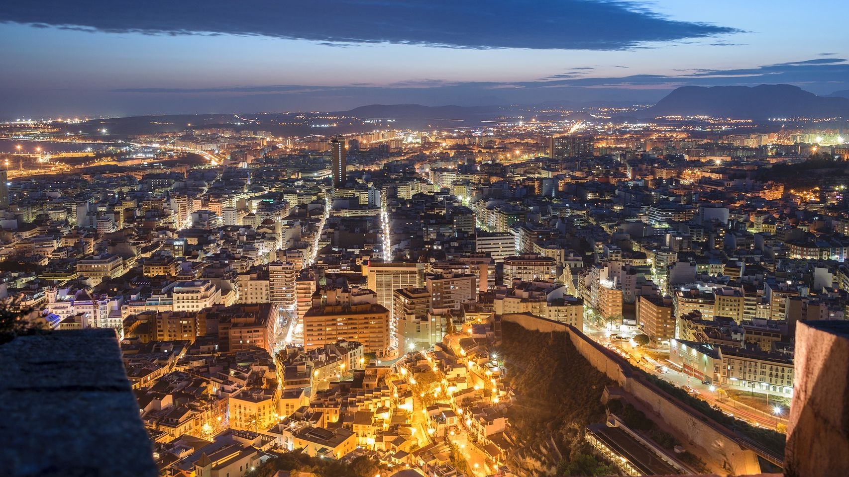 Vista nocturna de la ciudad de Alicante desde el castillo de Santa Bárbara.