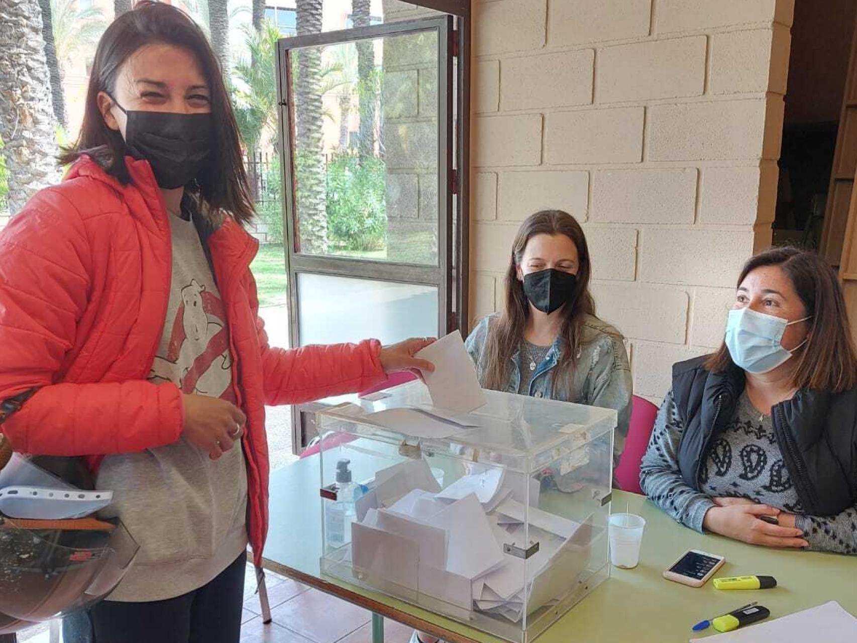 Una miembro de la comunidad educativa del CEIP El Palmeral de Elche vota en el centro.