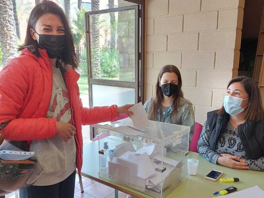 Una miembro de la comunidad educativa del CEIP El Palmeral de Elche vota en el centro.