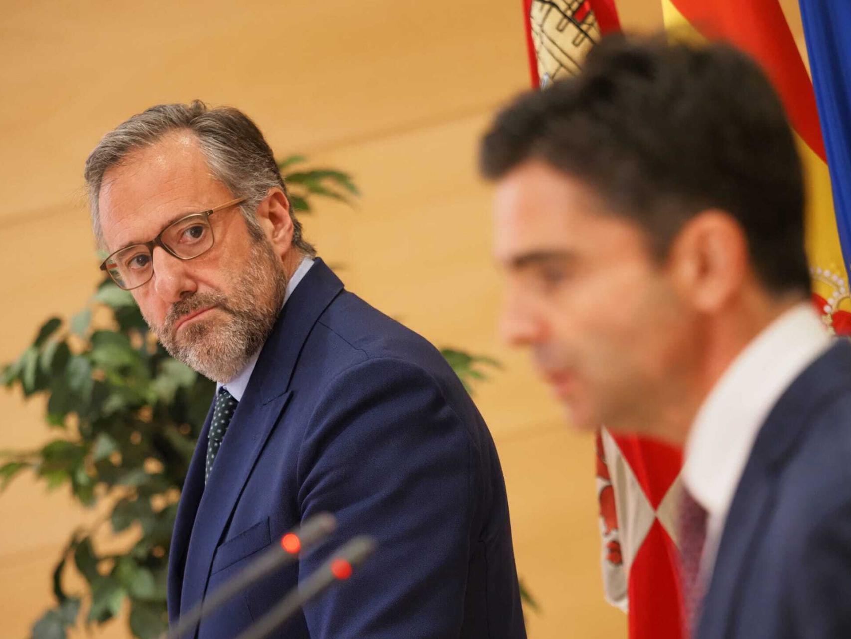 El presidente de las Cortes, Carlos Pollán, y el director de la Fundación Castilla y León, Juan Zapatero, durante la rueda de prensa de este martes en las Cortes.