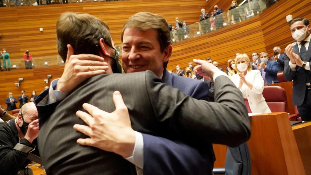 El presidente de la Junta, Alfonso Fernández Mañueco, y el vicepresidente, Juan García-Gallardo, se abrazan este lunes en las Cortes tras la investidura.