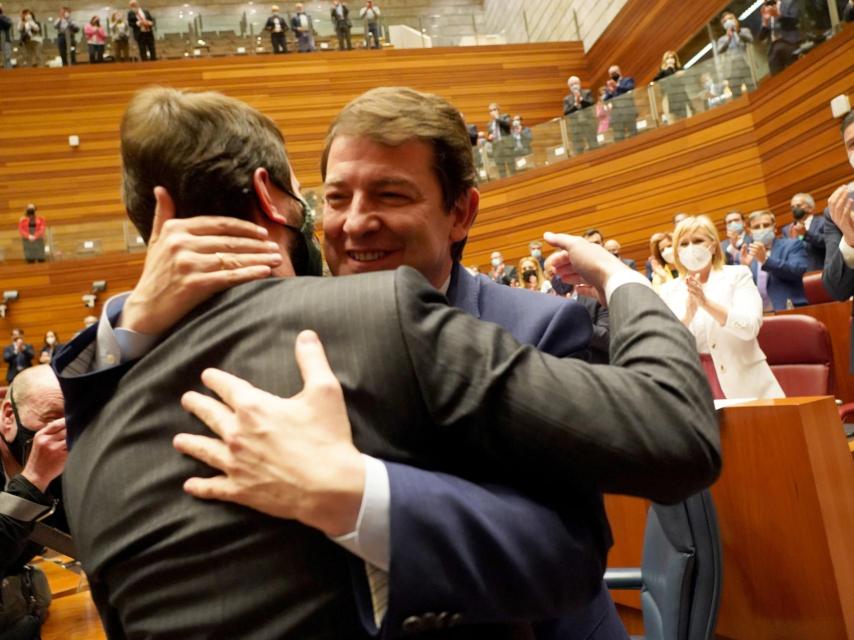 El presidente de la Junta, Alfonso Fernández Mañueco, y el vicepresidente, Juan García-Gallardo, se abrazan este lunes en las Cortes tras la investidura.