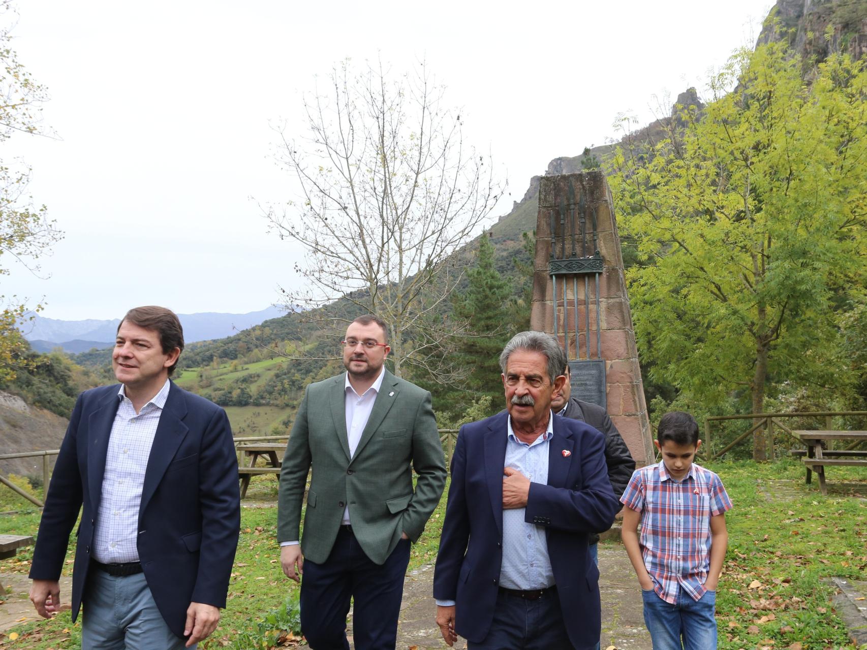 El presidente de la Junta, Alfonso Fernández Mañueco, y el de Asturias, Adrián Barbón, durante un encuentro en 2019.