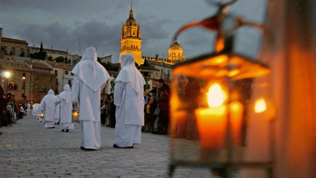 Procesión del Arrabal, a su paso por el Puente Romano, en la noche del Jueves Santo