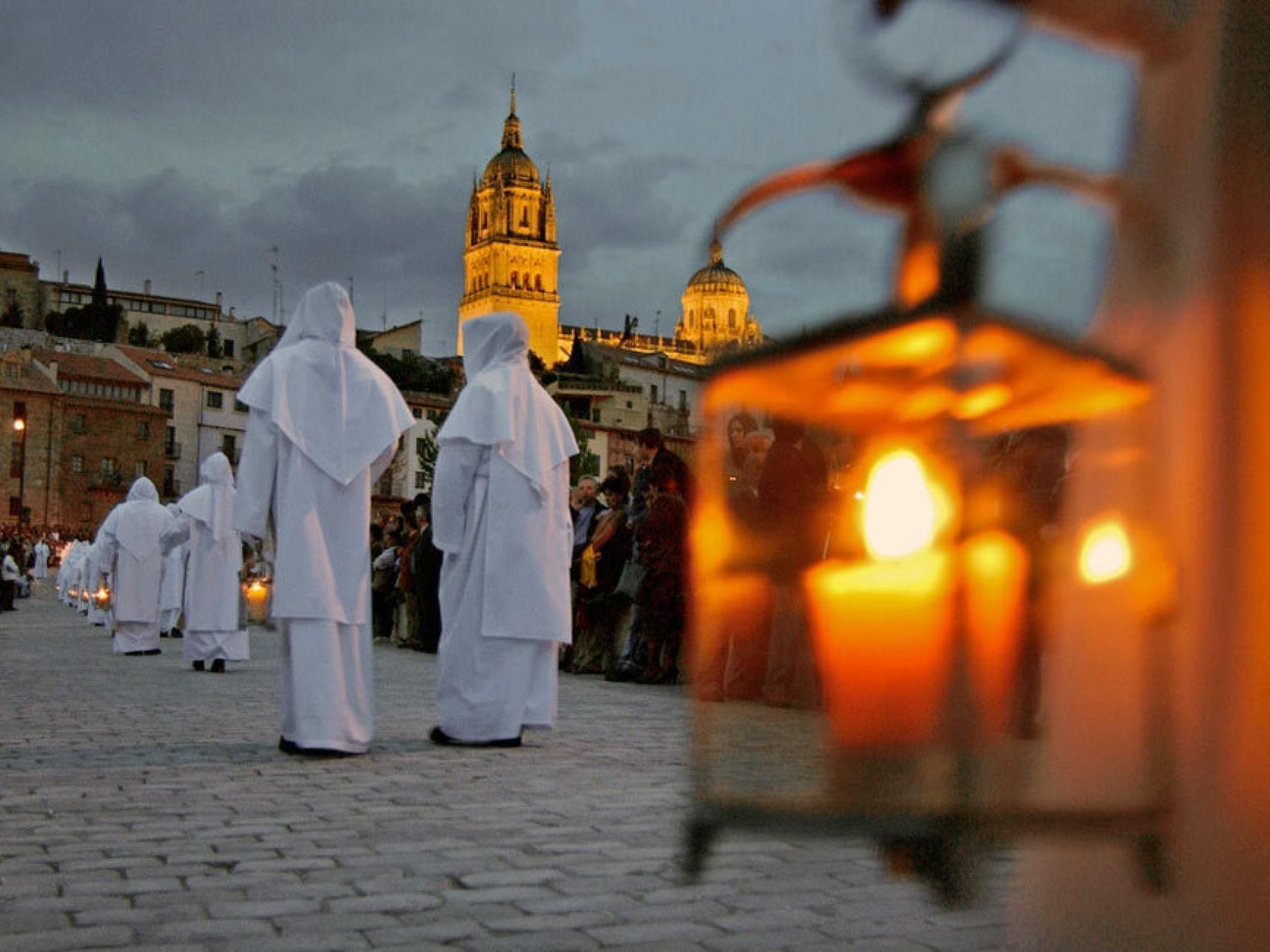 Procesión del Arrabal, a su paso por el Puente Romano, en la noche del Jueves Santo
