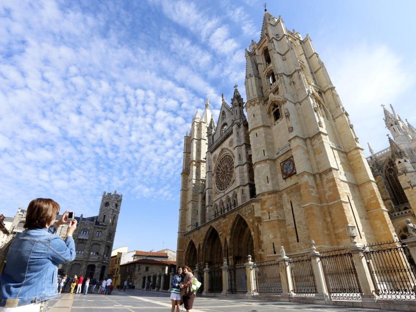 Turistas en la Catedral de León.
