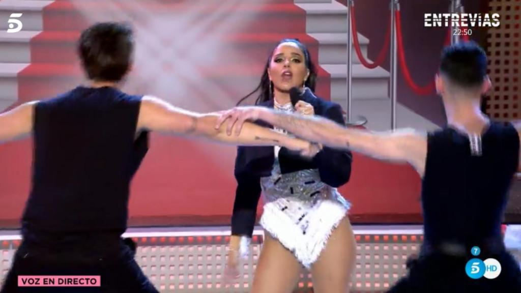 Carmen Alcayde  interpreta 'SloMo'.