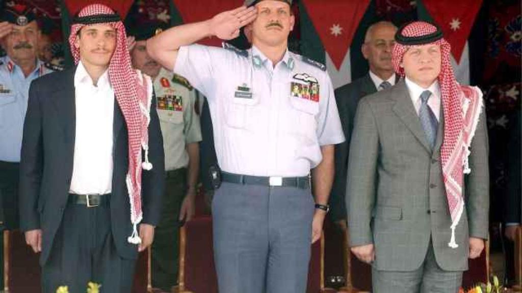 Abdallah II (a la derecha) y el príncipe Hamzah Bin Al-Hussein (a la izquierda) en una imagen de archivo.