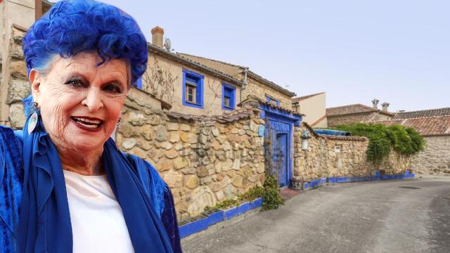 Lucía Bosé junto a su 'casa azul' en un montaje de EL ESPAÑOL