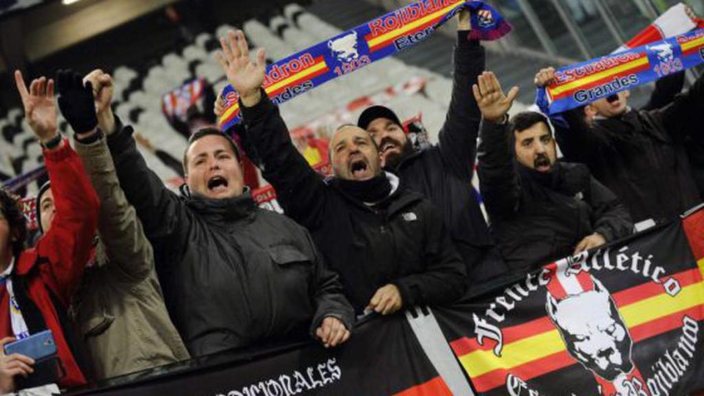 Miembros del Frente Atlético en un partido del Atlético de Madrid en Turin