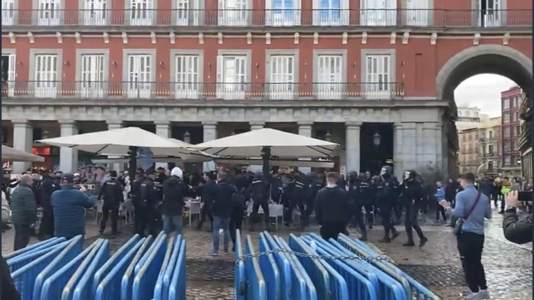 Caos en Madrid: ultras del Chelsea y el Manchester City provocan disturbios en la Plaza Mayor