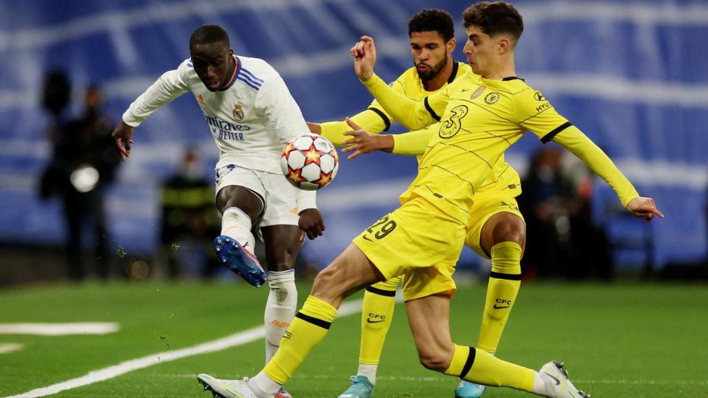 Ferland Mendy supera la presión de Kai Havertz con un pase en largo