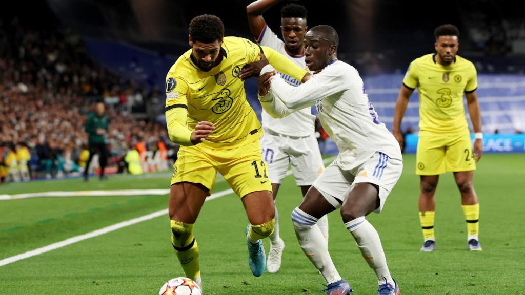 Ruben Loftus-Cheek, presionado por Ferland Mendy