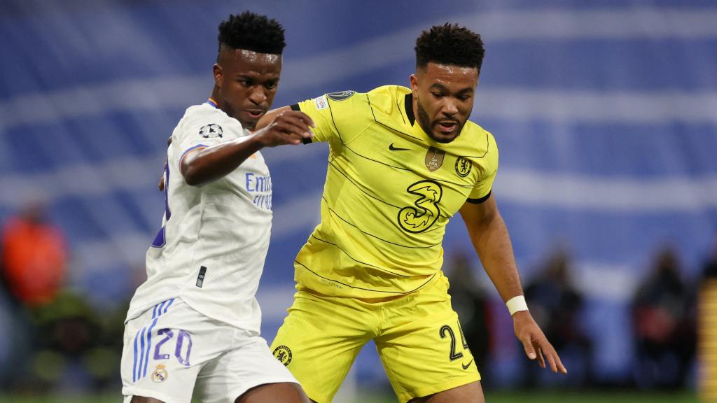 Reece James presiona a Vinicius