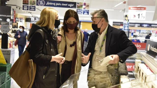 Carmen Picazo, a la izquierda, este martes en el Carrefour de Albacete.