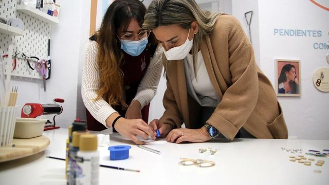 Milagros Tolón, a la derecha, ha visitado el taller de joyería artesana 'La Mona'. Foto: Ayuntamiento de Toledo.
