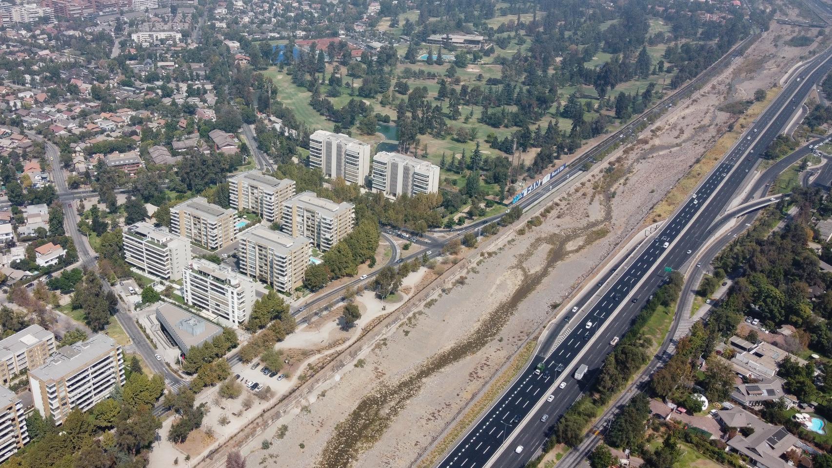 Vista aérea del río Mapocho a su paso por Santiago de Chile
