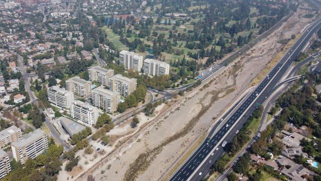 Vista aérea del río Mapocho a su paso por Santiago de Chile