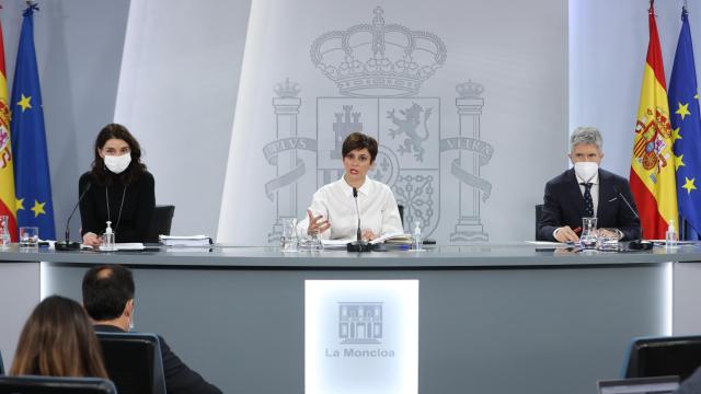 La ministra portavoz, Isabel Rodríguez, entre los titulares de Justicia, Pilar Llop, y del Interior, Fernando Grande-Marlaska.