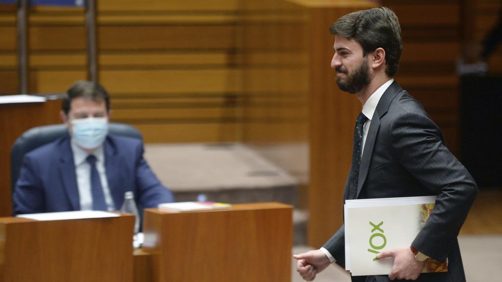 El vicepresidente de Castilla y León, Juan García-Gallardo, ante el presidente de la Junta, Alfonso Fernández Mañueco, en el Parlamento regional.