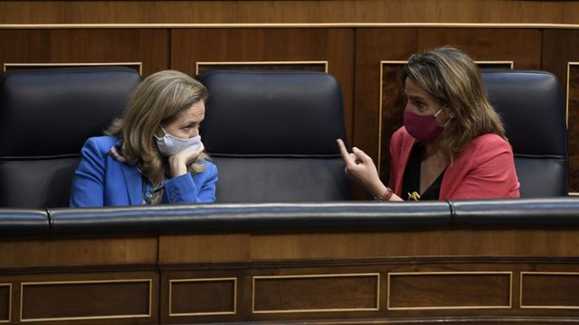 Las vicepresidentas Nadia Calviño y Teresa Ribera, en el Congreso de los Diputados.