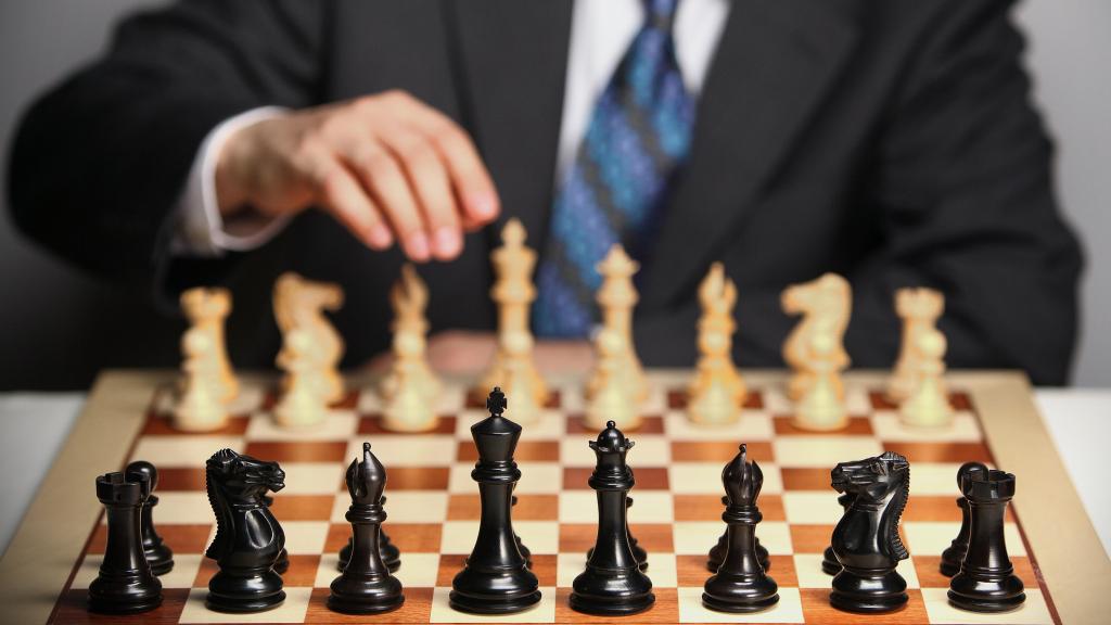 Un ejecutivo juega una partida de ajedrez.