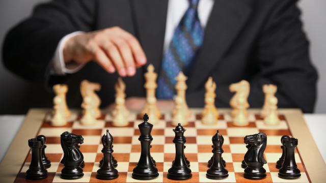 Un ejecutivo juega una partida de ajedrez.