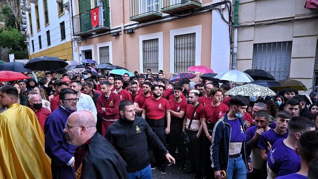 Llantos en la casa hermandad del Rescate, que no salió en 2022.
