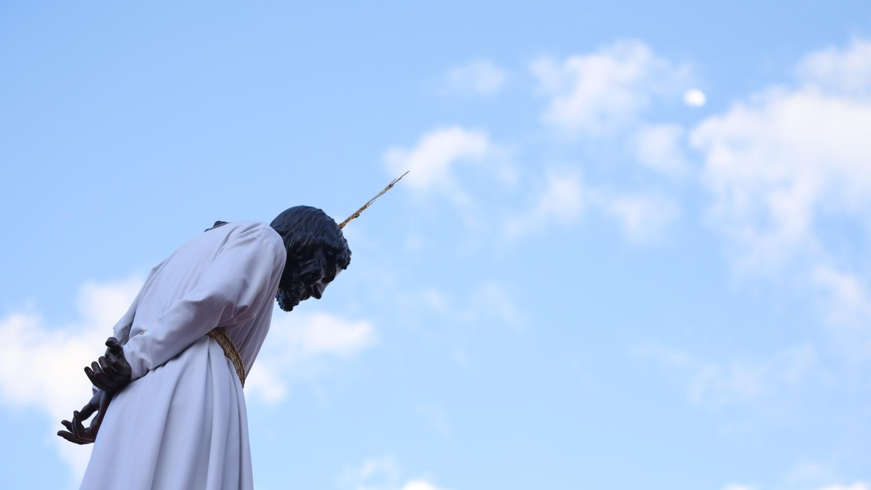 La Estrella procesiona por las calles de Málaga tras las dudas por la lluvia