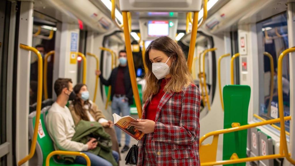 Viajeros del Metro de Málaga.