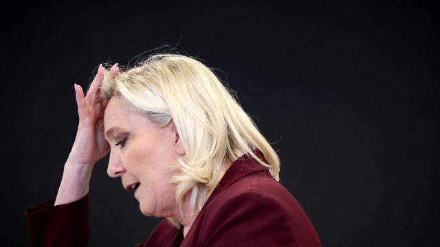 La candidata presidencial francesa de extrema derecha, Marine Le Pen, da una rueda de prensa en Vernon