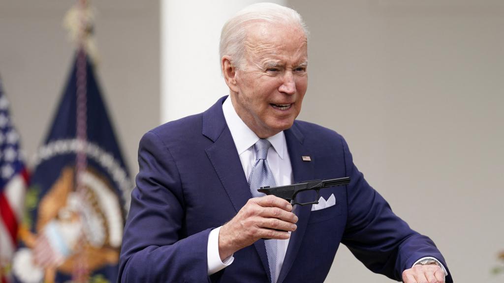 Biden sostiene un arma impresa en 3D