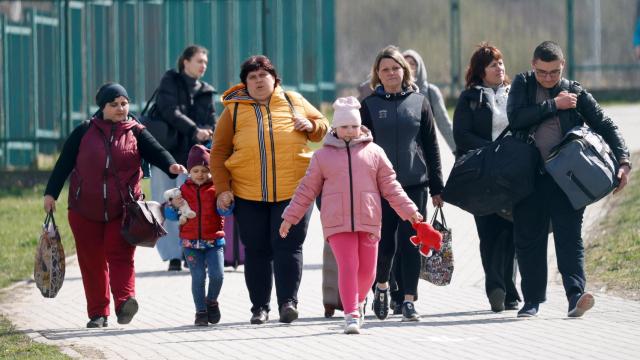 Refugiados ucranianos cruzan la frontera con Polonia.