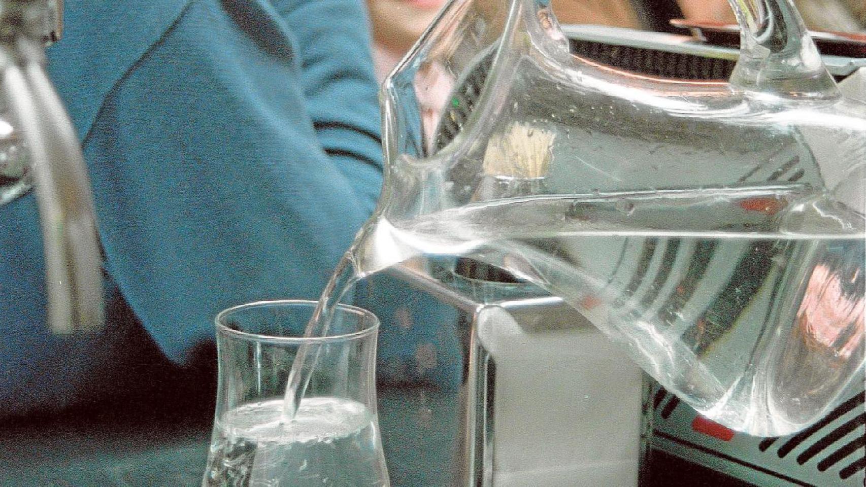 Una jarra de agua en un restaurante.