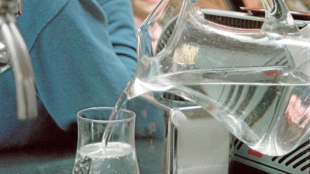 Una jarra de agua en un restaurante.