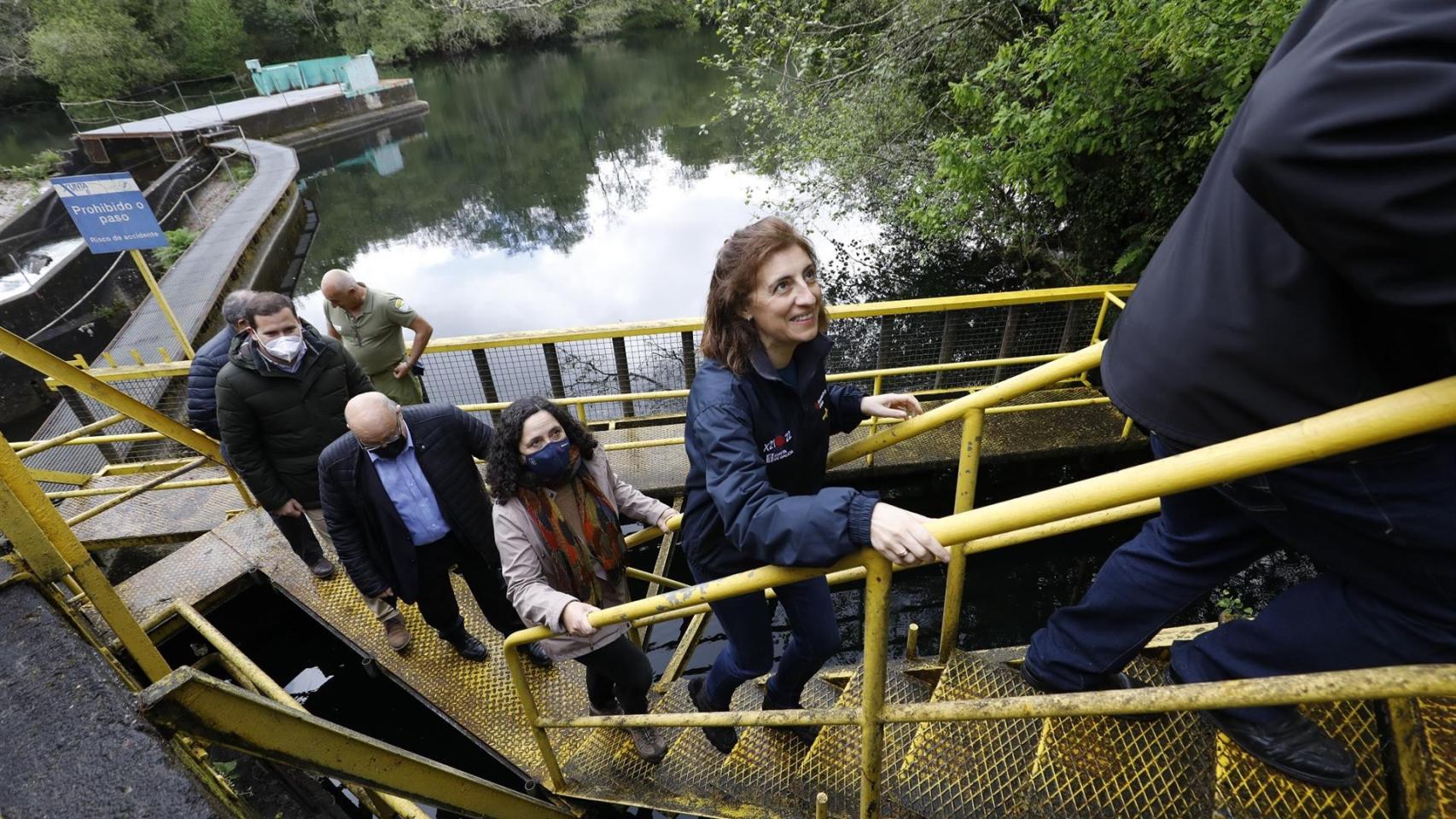 La conselleira de Medio Ambiente, Territorio e Vivenda, Ángeles Vázquez, visita el embalse de Bora, en el río Lérez, en compañía de los alcaldes de Pontevedra, Campo Lameiro y Cerdedo-Cotobade.