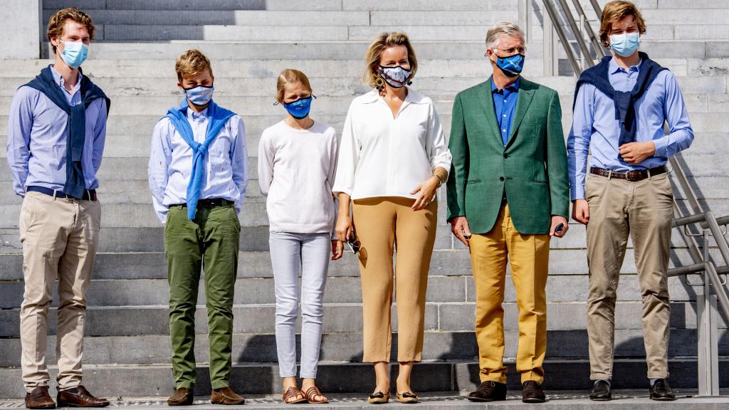 Los reyes de Bélgica junto a sus cuatro hijos en una imagen de archivo.
