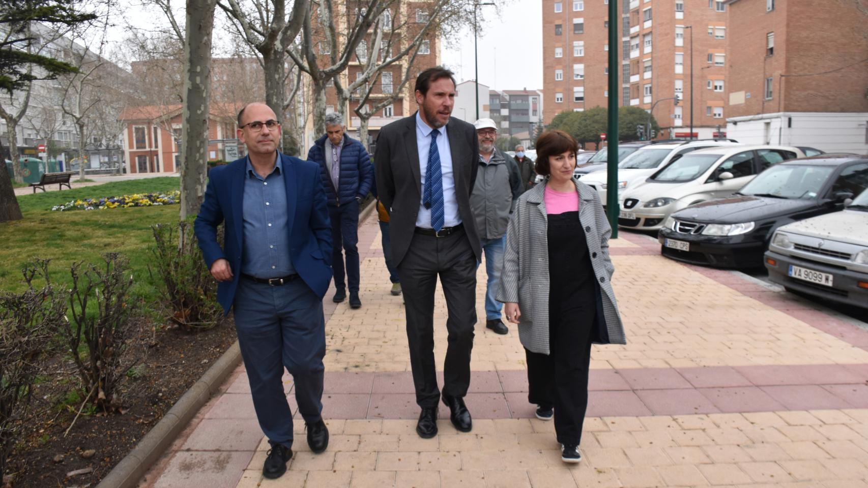 Óscar Puente durante la visita a las obras de la calle Amor de Dios