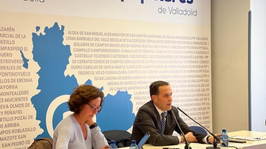 Conrado Íscar y Mercedes Cantalapiedra durante la celebración de la Junta Directiva del PP de Valladolid